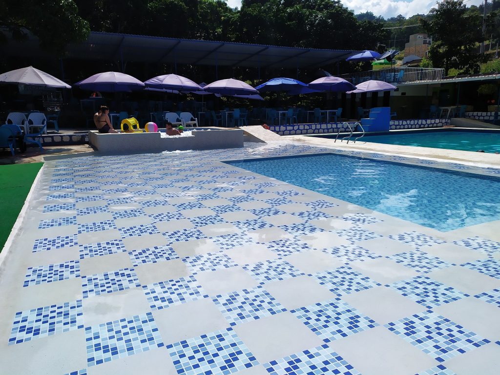 Playa zona húmeda en la piscina para niños