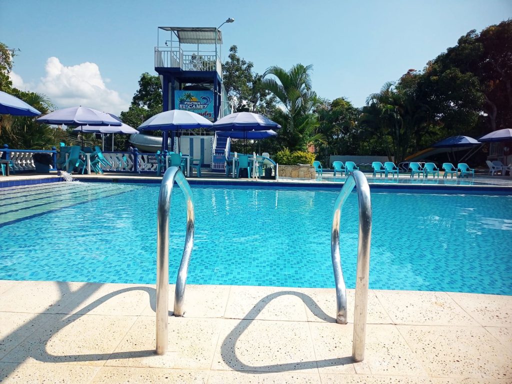 Piscina Grande El Caney vista al Tobogán